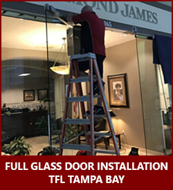 Especialistas en seguridad de puertas de TFL Tampa Bay instalando nuevas puertas de vidrio completo