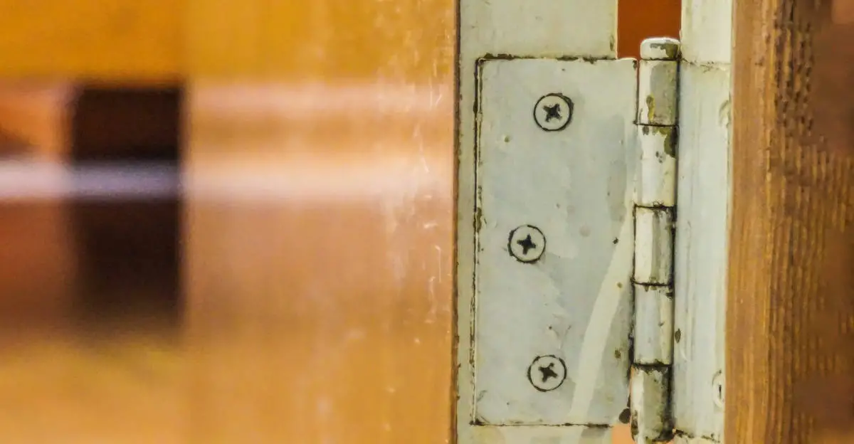 bisagra de puerta oxidada