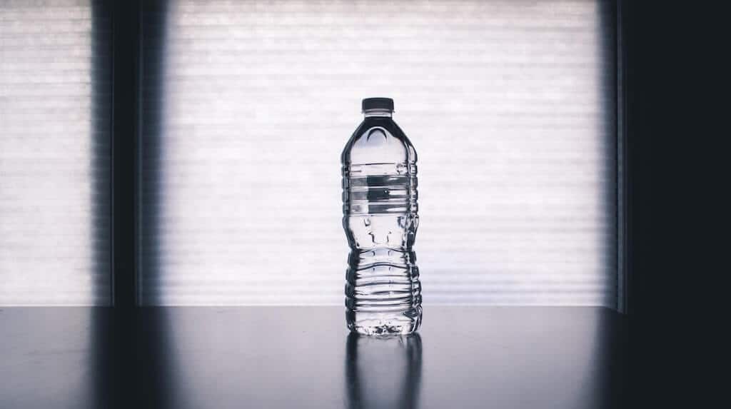 Botella de agua de plástico.