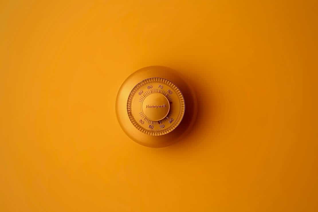 Cerradura de combinación naranja sobre una superficie naranja.