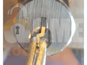 Probar los alicates de punta fina para quitar una llave