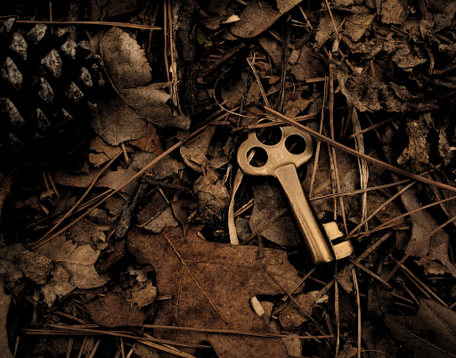 llave en el suelo