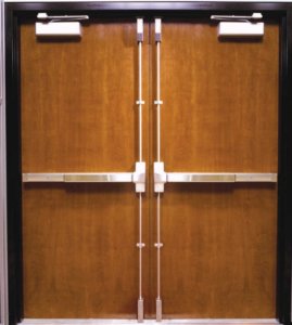 Doble puerta con dispositivos antipánico de varilla vertical.
