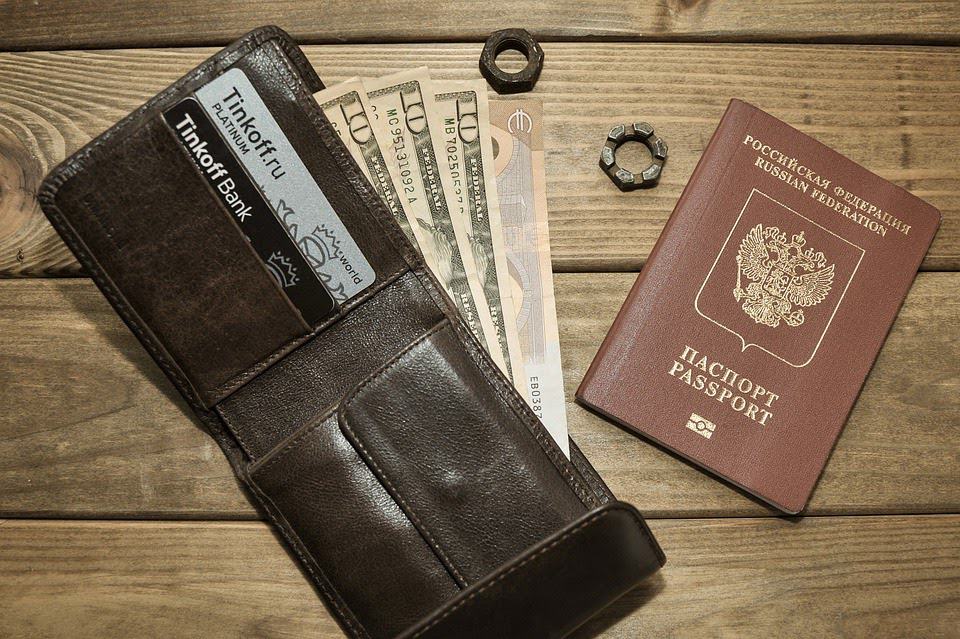 Pasaporte de viaje y billetera