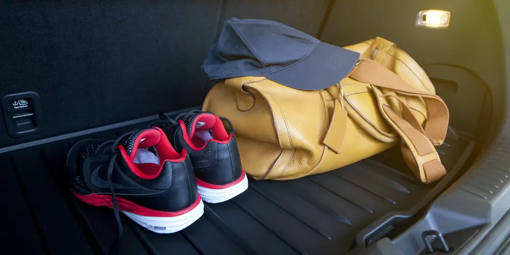 Zapatos de gimnasia en el maletero del coche
