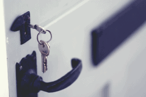 llaves en una puerta