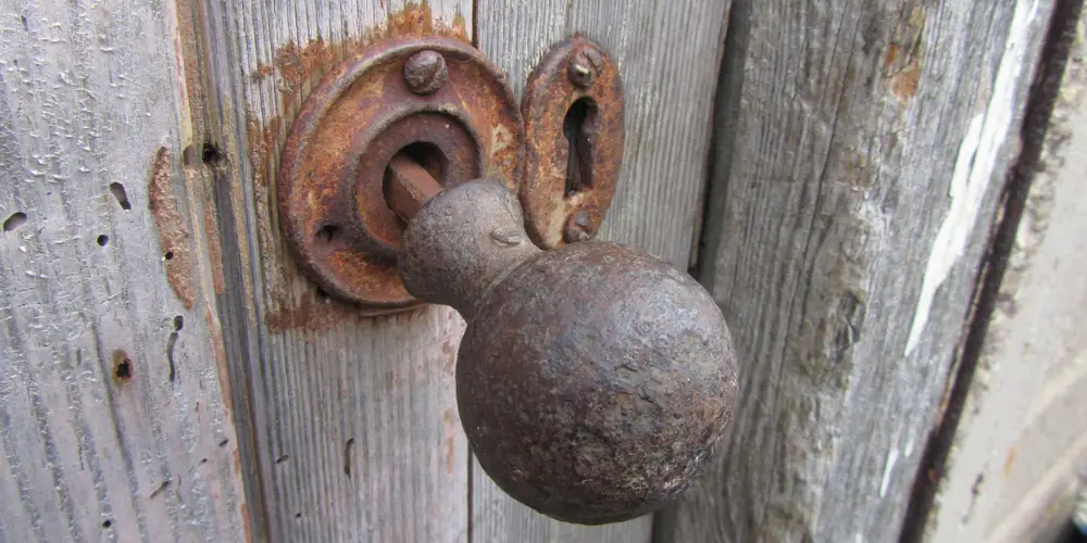 Cerradura antigua y perilla de puerta