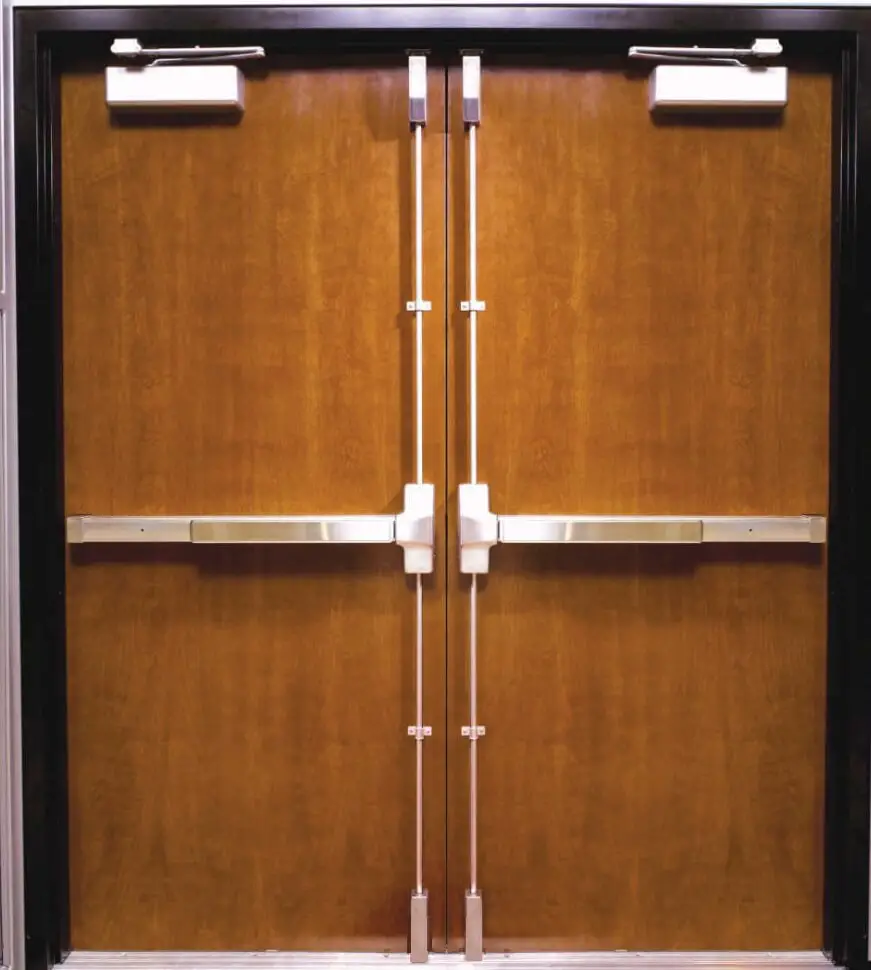 Doble puerta con dispositivos antipánico de varilla vertical.